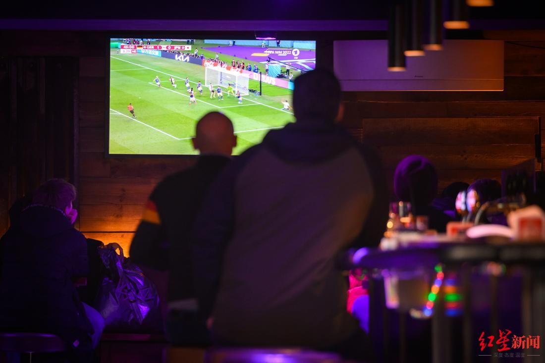 30360761-bei-einer-protest-aktion-gegen-die-wm-wurden-fernseher-in-bars-abgeschaltet-QGBG.jpg